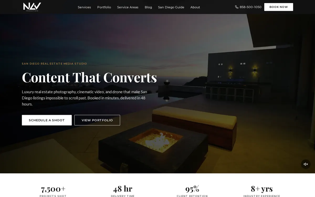 Book With NAV: inicio con el título Content That Converts sobre una terraza con fogata al atardecer y cifras del estudio